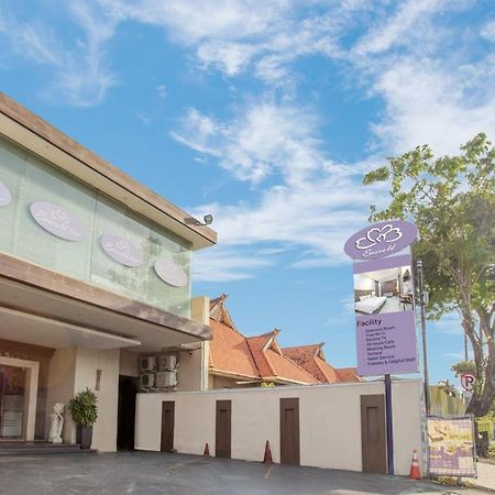 Life Emerald Hotel Surabaya Ngoại thất bức ảnh