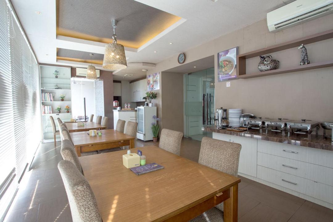 Life Emerald Hotel Surabaya Ngoại thất bức ảnh