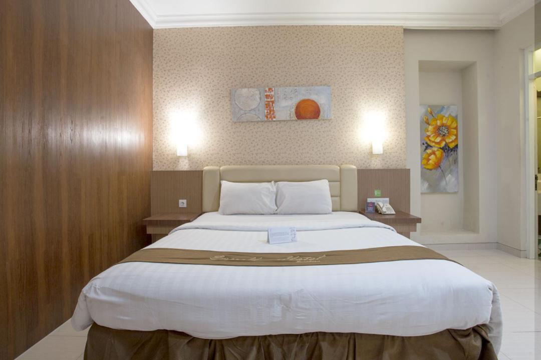 Life Emerald Hotel Surabaya Ngoại thất bức ảnh
