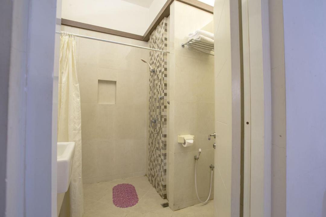Life Emerald Hotel Surabaya Ngoại thất bức ảnh