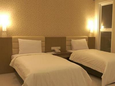 Life Emerald Hotel Surabaya Ngoại thất bức ảnh