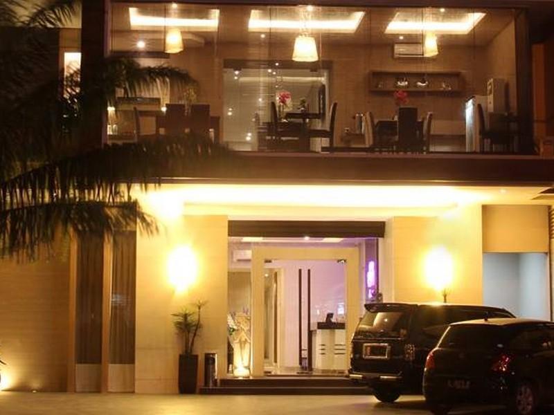 Life Emerald Hotel Surabaya Ngoại thất bức ảnh