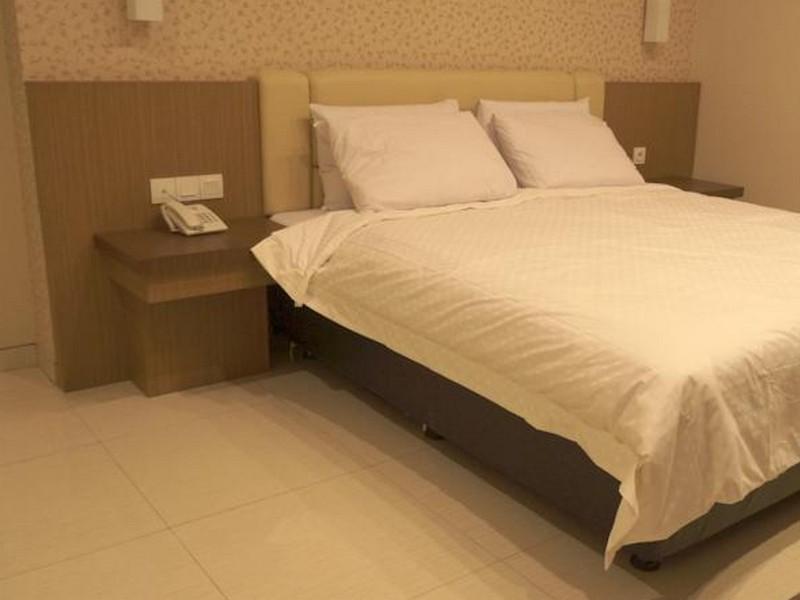 Life Emerald Hotel Surabaya Ngoại thất bức ảnh