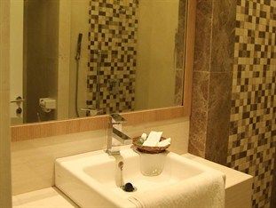 Life Emerald Hotel Surabaya Ngoại thất bức ảnh